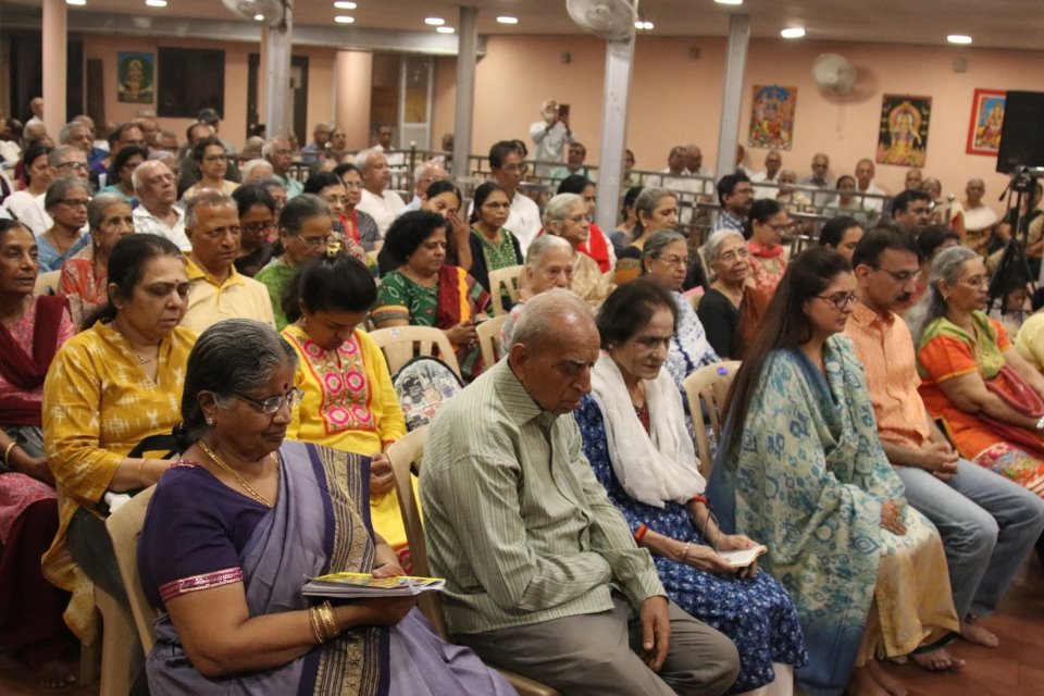 Geeta Jnana Yagna by Swami Aparajitananda